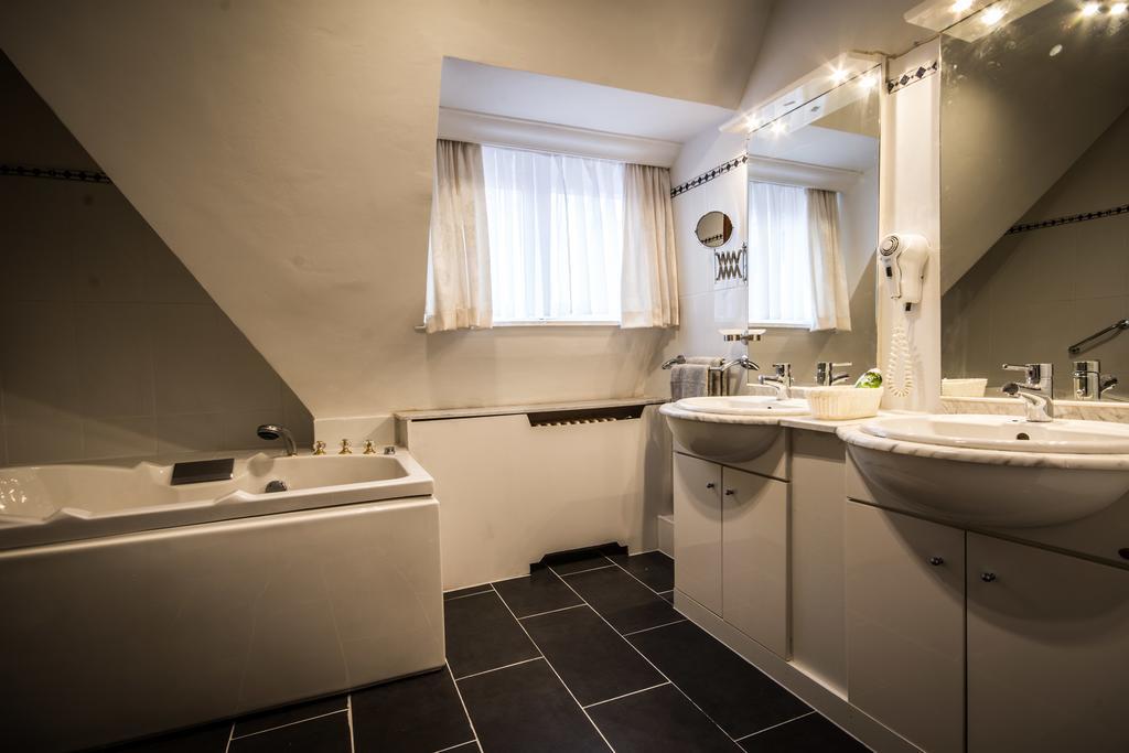 Villa Les Hirondelles De Haan Room photo